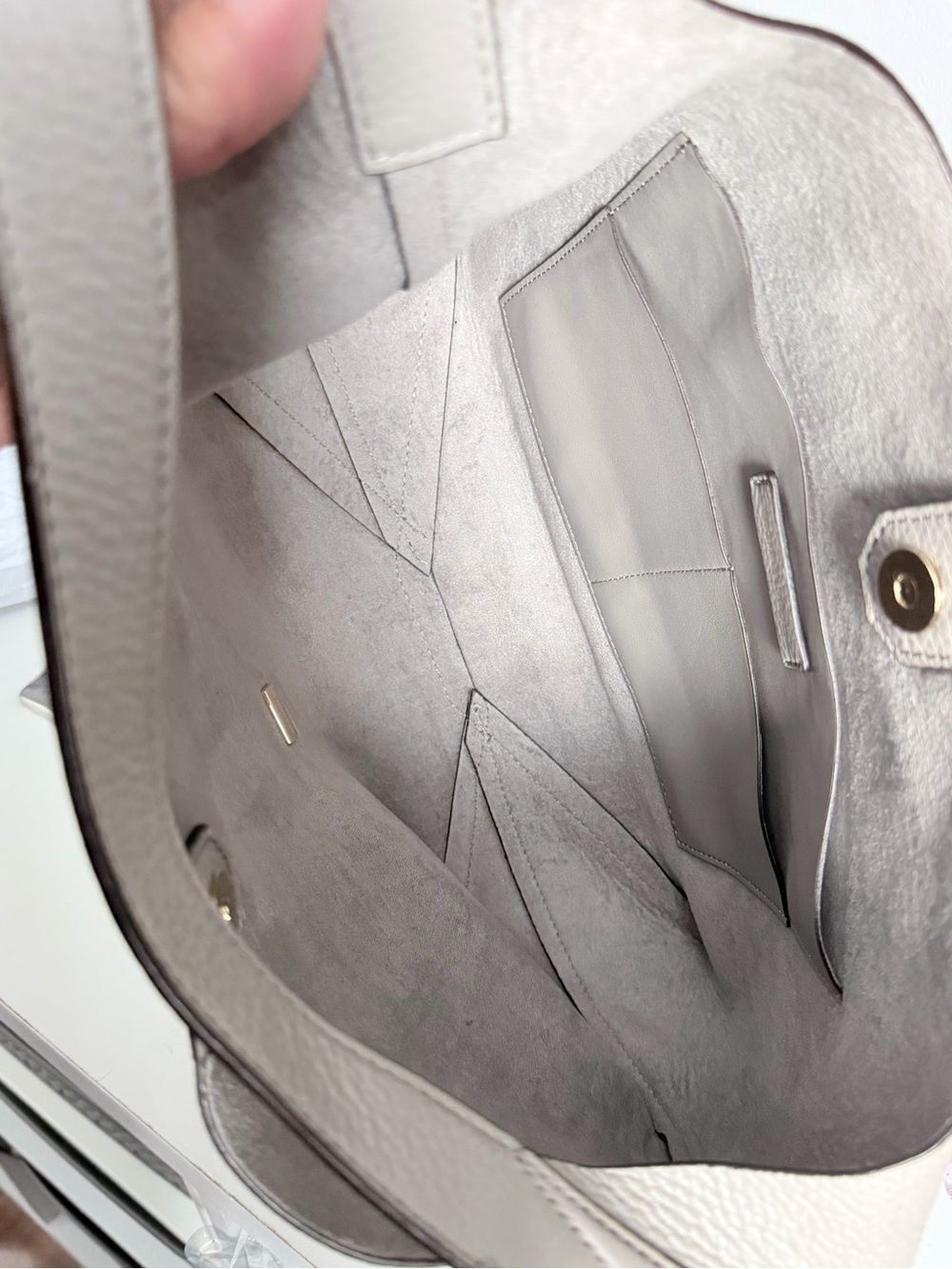 Michael Kors Junie Large Hobo bag in Pearl Grey pebbled leather - Picture 4 of 6